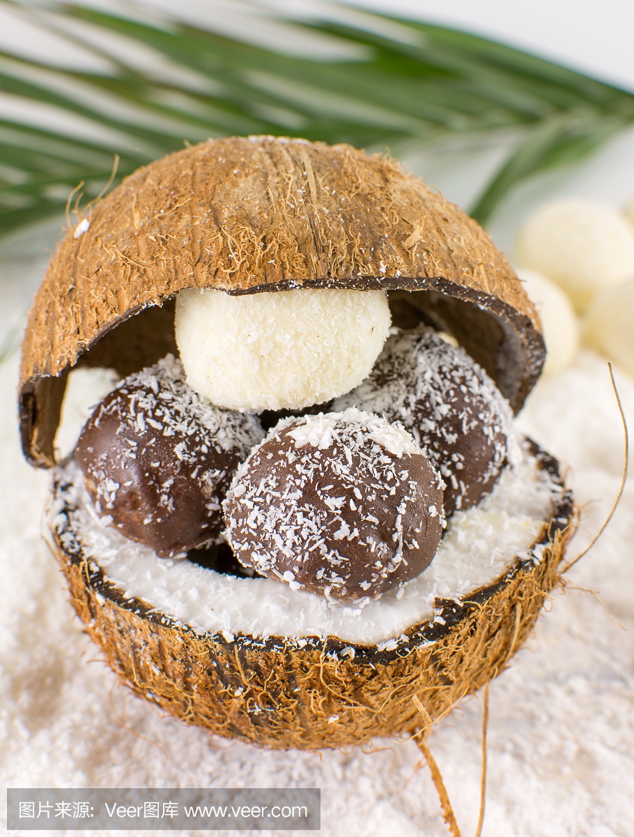 新鮮水果盤里的椰子餅干